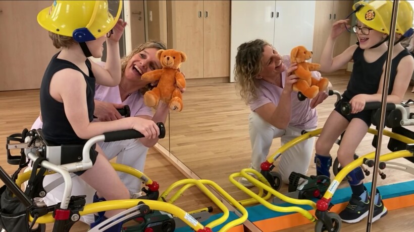 Psysiotherapeutin Katharina Nirmaier mit Patient Tobias