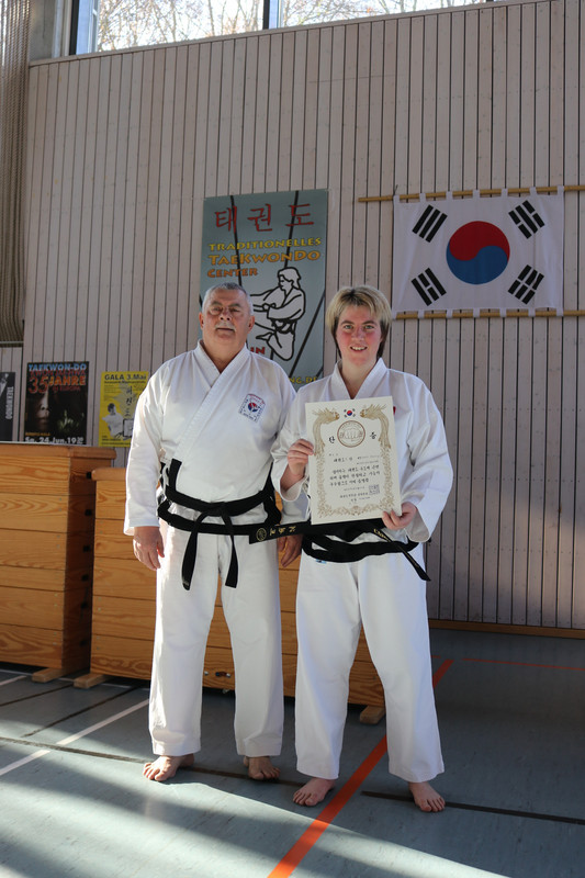 Taekwondo Center Gessertshausen Scheckübergabe 17.11.18, Reinhold Fixle und Carolin Haering