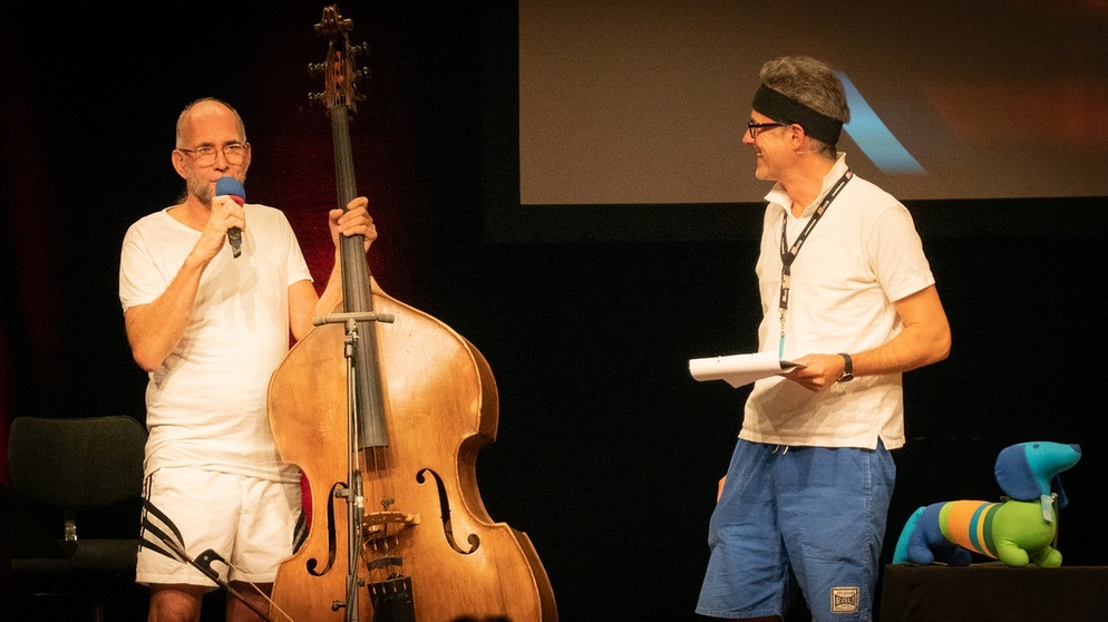 Kontrabassist Alex Haas,  Moderator Florian Schwarz.