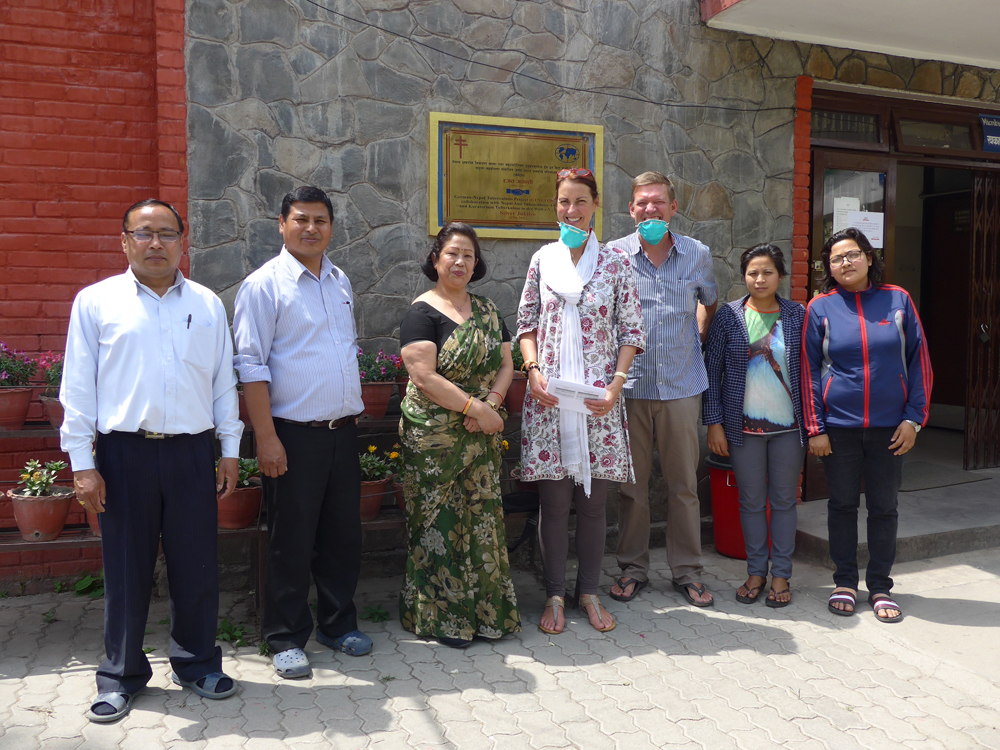 Projektbesuch Nepal 2016 Hermeler Lüddeckens Kathmandu Tuberkulose vor Klinik mit Team-Mitarbeitern
