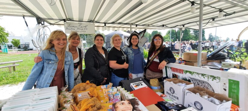 Eltern-Kind-Gruppe und der Helferinnen am Stand/ von links nach rechts: Katharina Dilger, Karin Eiglmeier, Jaana Bauer, Sonja Kandler, Elisabeth Greil und Sabina Absner