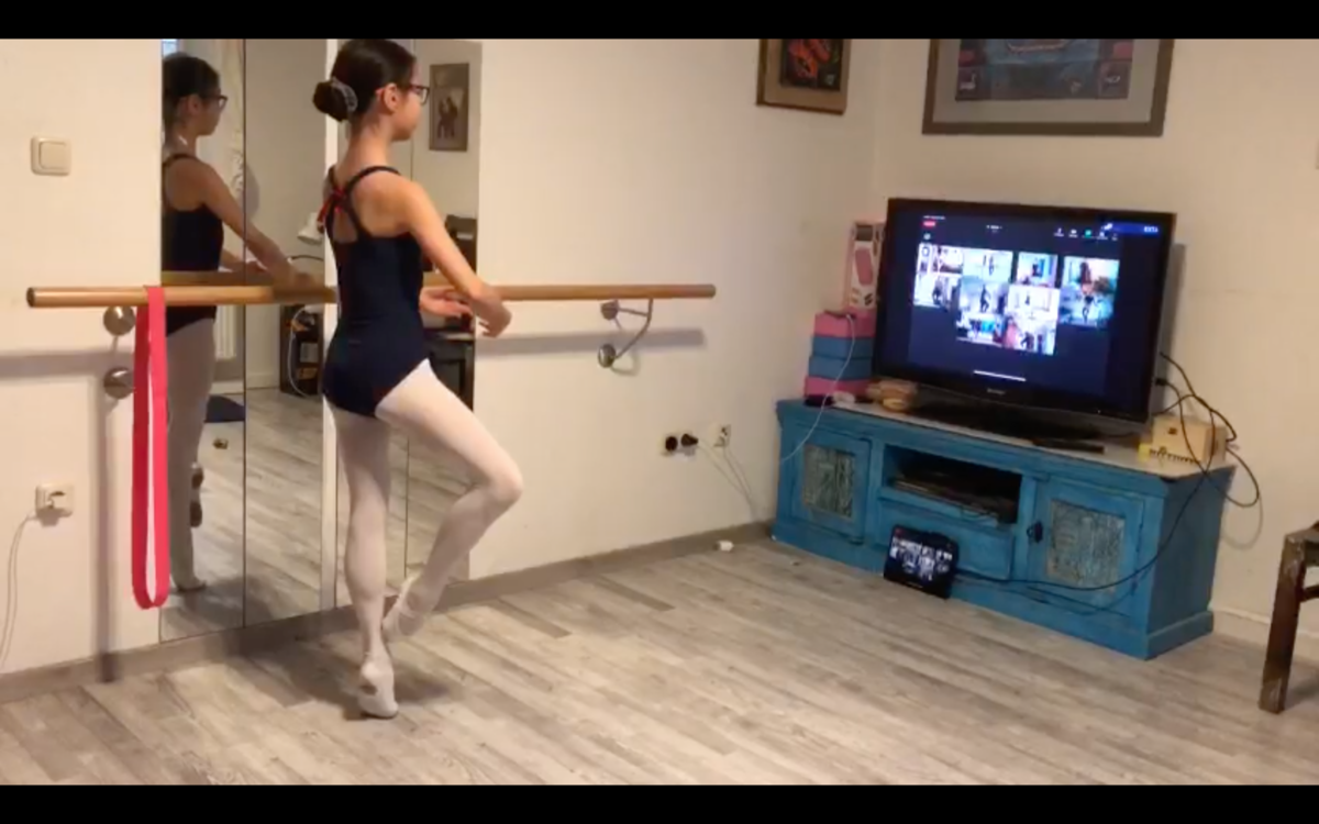 Mädchen tanzt Ballett vor Bildschirm