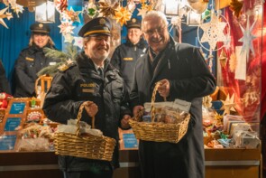 Links Adolf Blöchl und rechts Staatsminister Herrmann vor dem Sternstunden-Stand. Beide strahlen in die Kamera.