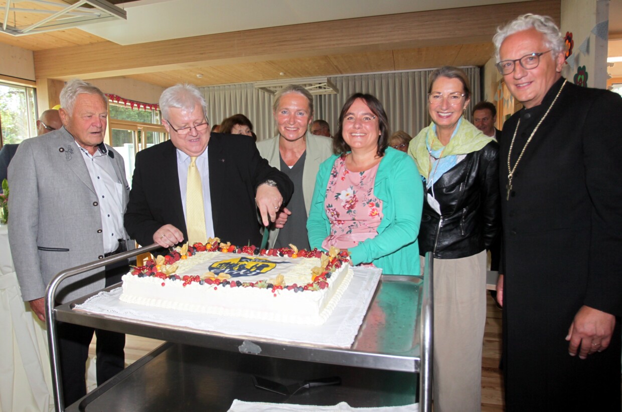 Zum 450. Geburtstag der Stiftung Evangelisches Waisenhaus und Klauckehaus Augsburg gab es natürlich eine besondere Torte. 