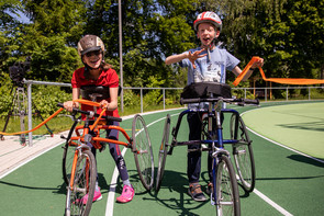 Zwei Kinder mit behindertengerechten Fahrrädern