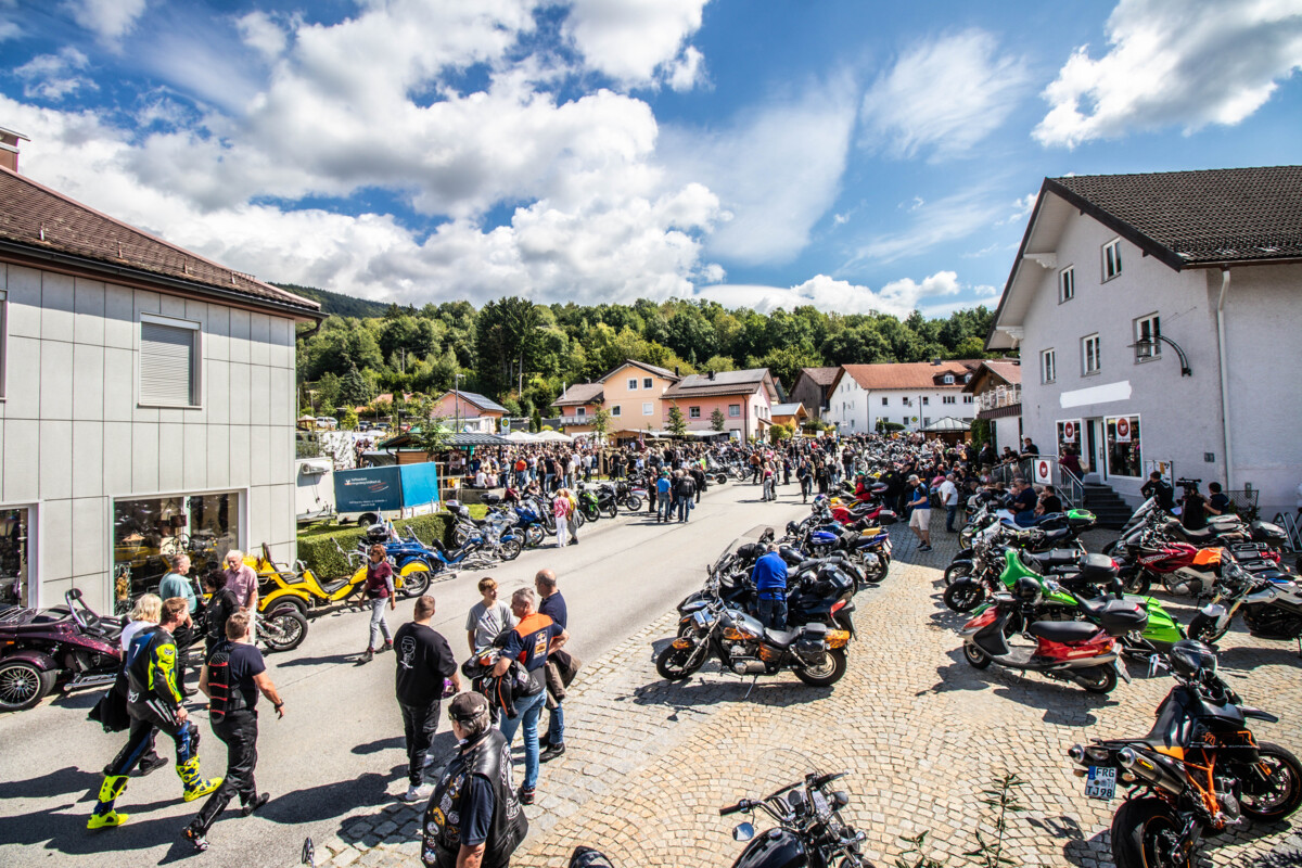 Biker zeigen Herz