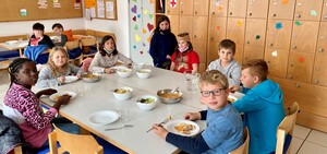 Kinder essen im St. Maria 