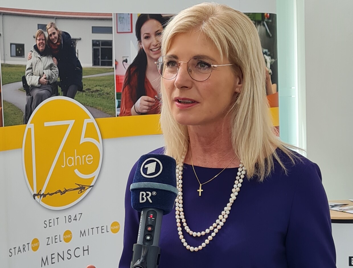 Bayerns Sozialministerin Ulrike Scharf gratuliert beim Festakt zu dieser Erfolgsgeschichte.