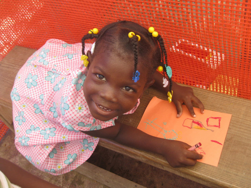 Kleines Mädchen malt für die Schule