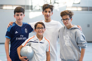 Gruppenbild vier Jungen mit Handball