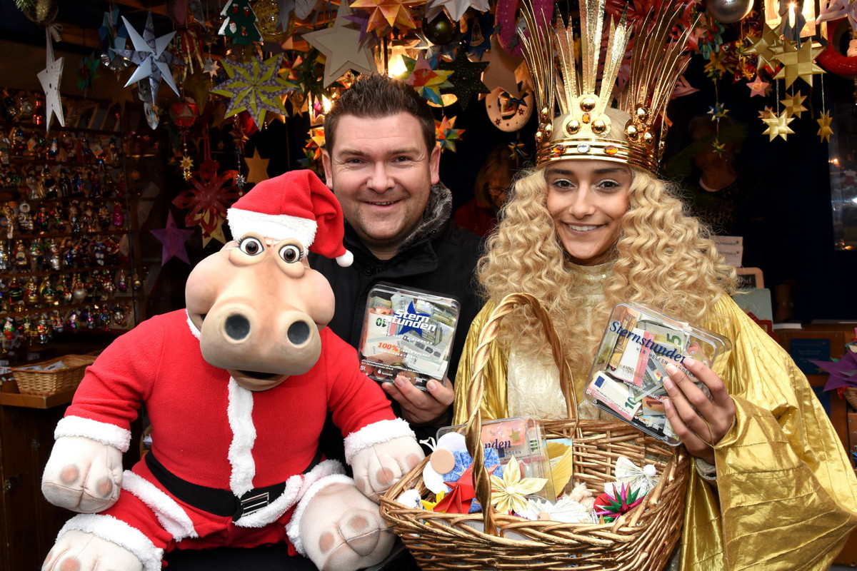 Christkindlesmarkt Nürnberg 2019 v.l.: Nilpferddame Amanda, Bauchredner Sebastian Reich und das Nürnberger Christkind