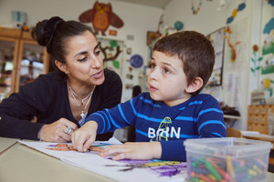 Kinderschutz München - Kind beim Malen