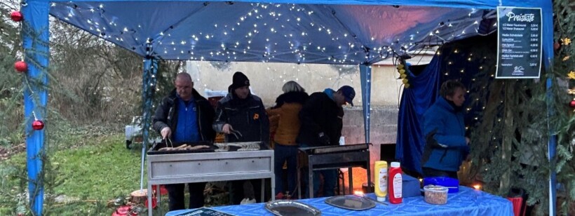 Weihnachtsmarkt in Scheinfeld bei Tag/ Würstchenstand der Firma Holztransporte Schmitt & Söhne aus Klosterdorf/Scheinfeld 