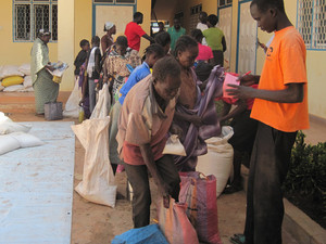 Menschen erhalten Säcke mit Lebensmitteln 
