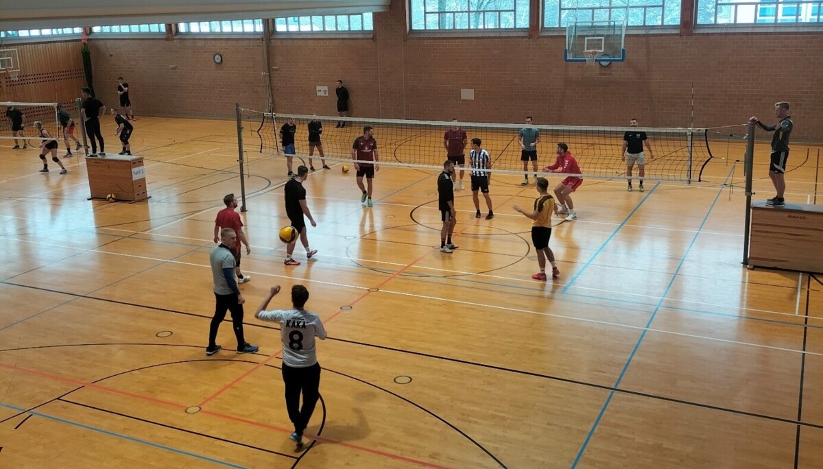 Weihnachten, eine Zeit, die zusammenbringt – auch sportlich, wie hier in der Turnhalle des Studienorts Sulzbach-Rosenberg.