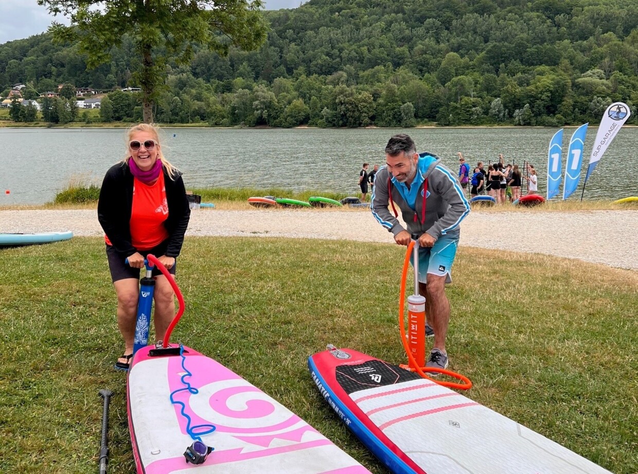 Voller Körpereinsatz bei den BAYERN 1-Moderatoren Christine Rose und Marcus Fahn