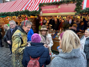 Stefan von Heyden und Michaela May im Gespräch mit Marktbesuchern 