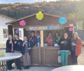 Die Mitglieder der Weiberwerkstatt stehen in ihrem Stand auf dem Herbstmarlt in Bad Abbach.