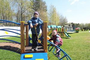 Junge und Mädchen auf Spielplatz