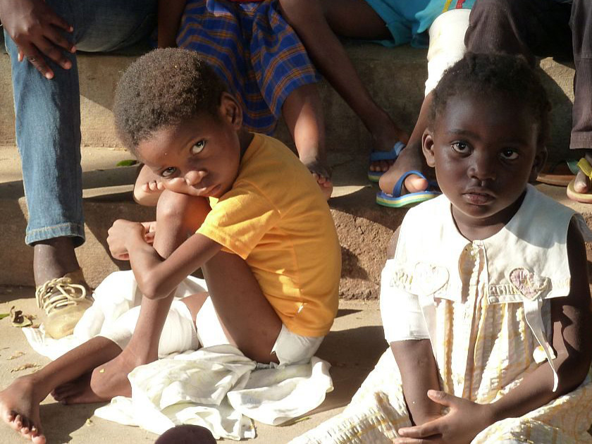 Kinder in Angola warten auf Flug nach Deutschland
