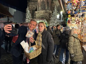 Stefan Scheider macht mit einer Besucherin ein Selfie. Er hält die volle Spendendose ins Bild.
