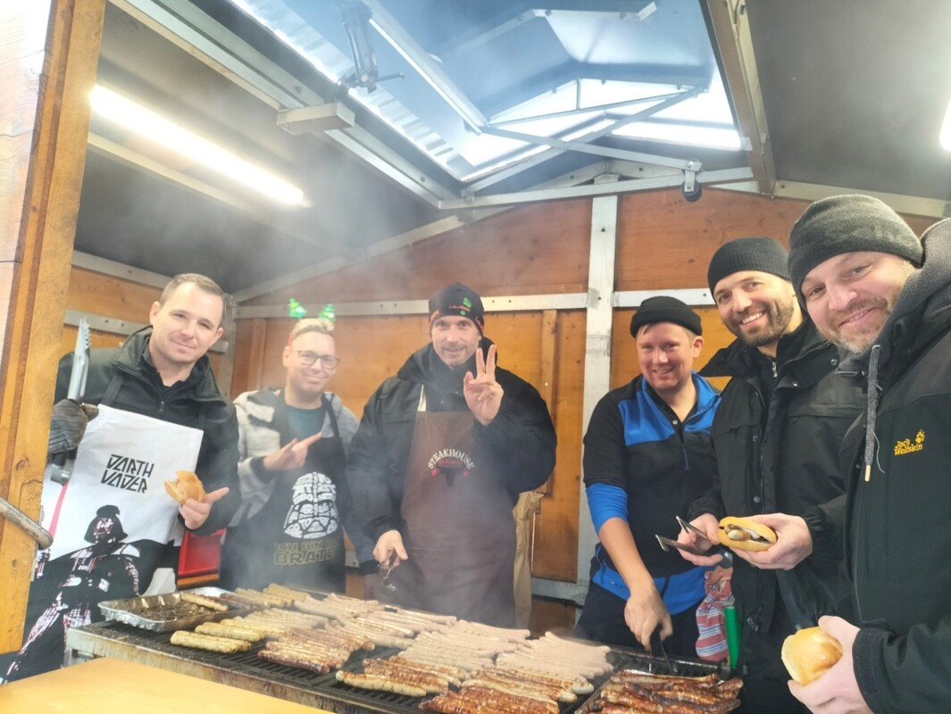 Dozierende aus Sulzbach-Rosenberg grillen für Kinder in Not.