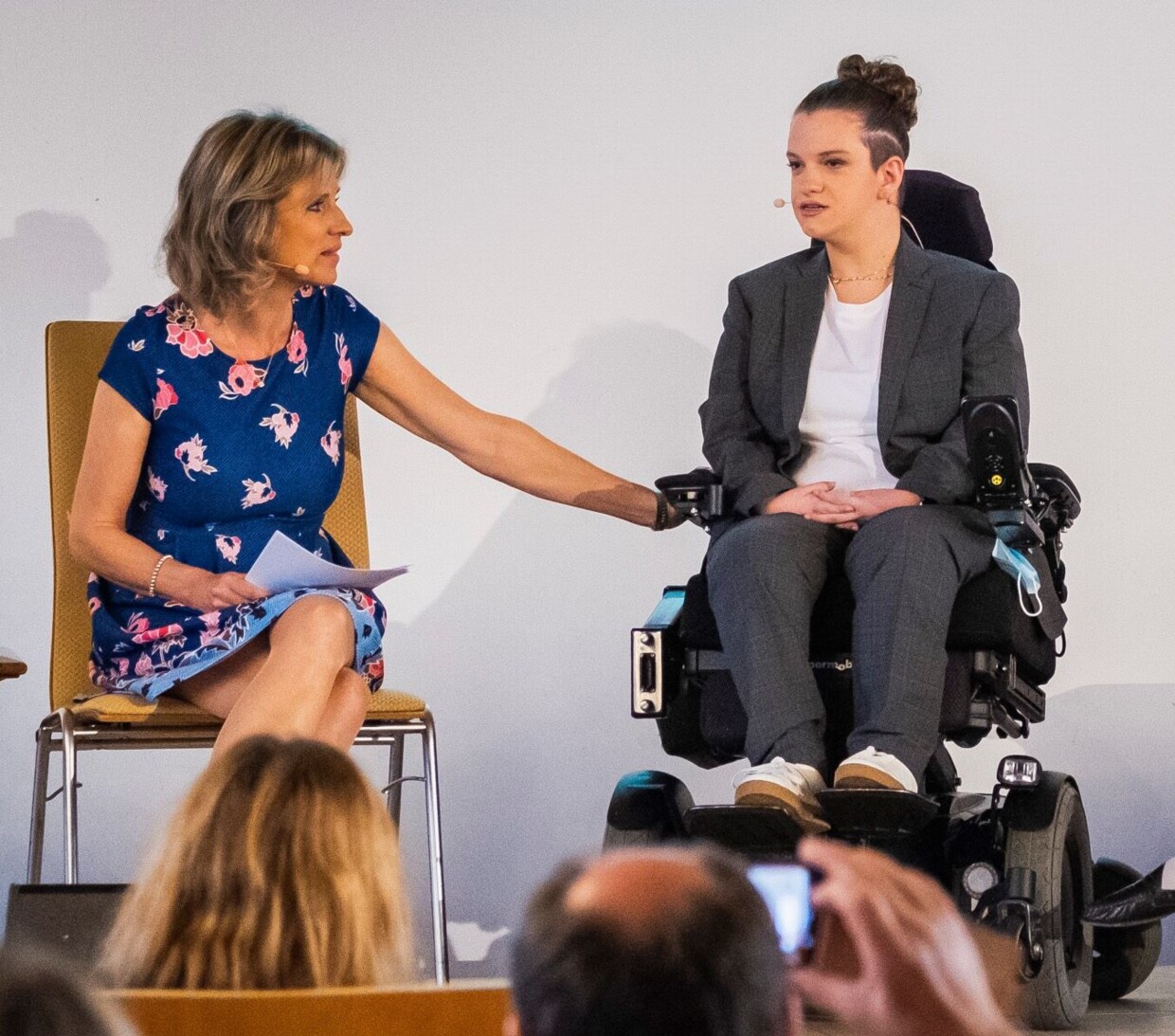 Felicitas Fischer und Moderatorin Anouschka Horn