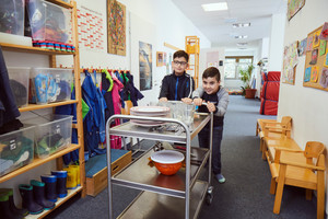 Kinderschutz München - Kinder schieben Essenswagen