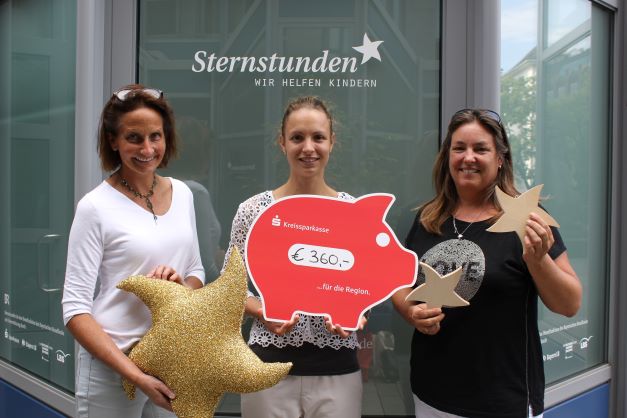 Die Organisatoren Erika Hehlen (l.) und Nadine Seizinger (r.) übergeben den symbolischen Spendencheck an Anne Kostanda (mi.) von Sternstunden.