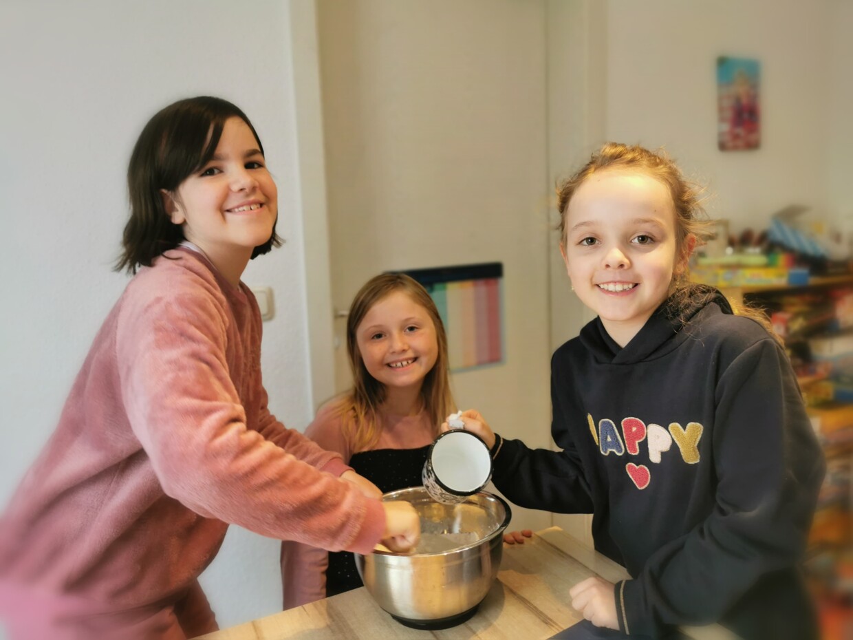Drei Mädels basteln für Sternstunden