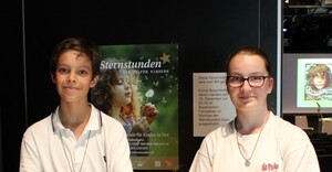 Zwei langjährige Fans der Woodwalkers-Romane, Theo Rumler (13) und Vivienne Greiner (14)