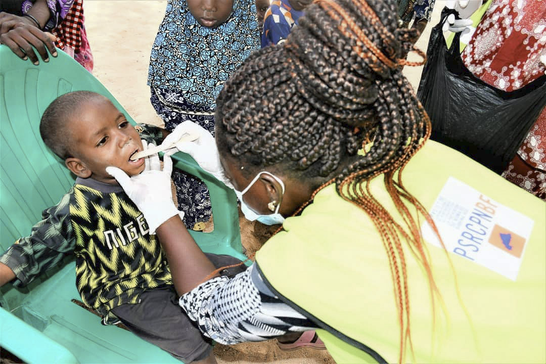 Untersuchung eines Kindes in Burkina Faso