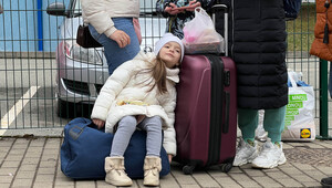 Die Menschen auf der Flucht kommen an Bahnhöfen, Busbahnhöfen und Verwaltungszentren an, wo sie Informationen und Hilfe benötigen