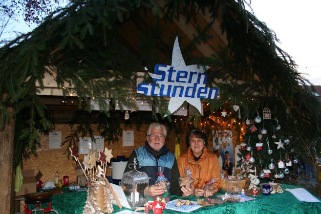Alfons Ziller und seine Frau beim Lebkuchen-Verkauf
