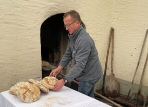 Paul Bruckmann beim Brot backen