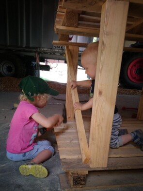 Leni und Jakob beim Bauen des Kürbisstandes