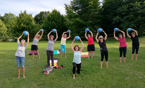 Frauen beim Sport auf einer Wiese