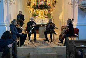 Das Apollo Quartett mit BR-Moderator Wolfgang Binder in der Kirche St. Rupert.
