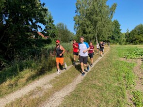 Schüler und Lehrer bei Spendenlauf