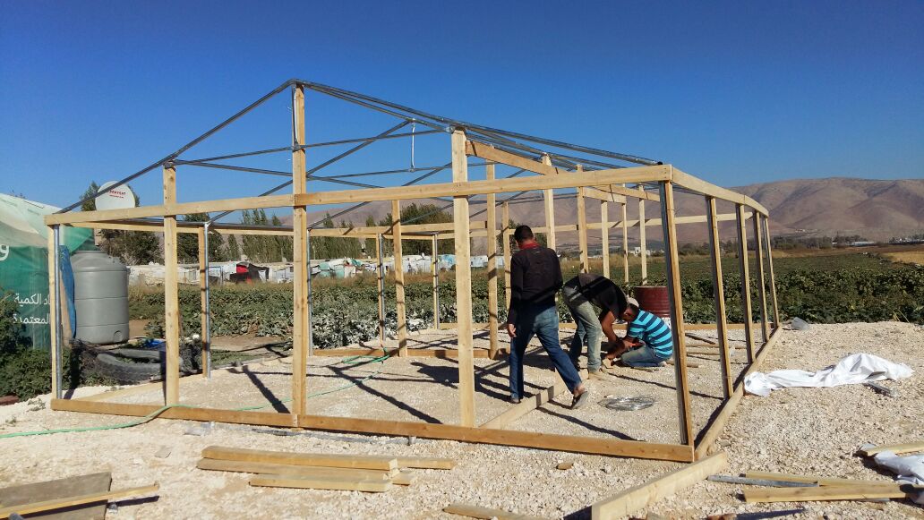 Die Zeltschulen werden direkt in den Flüchtlingscamps gebaut