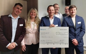 Christoph Eckert, Sylvia Schatz, Christian Oberhuber, Ralf Gurt, Hans Meier, Frank Richter mit Spendenscheck über 800 Euro.