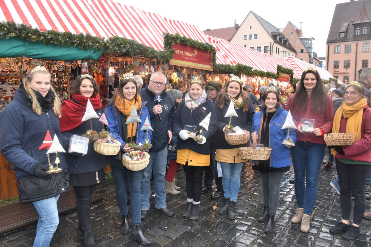 Christkindlesmarkt Nürnberg 2019 Eberhard Schellenberger (m.) mit der Fränkischen Weinkönigin und den Fränkischen Weinprinzessinnen