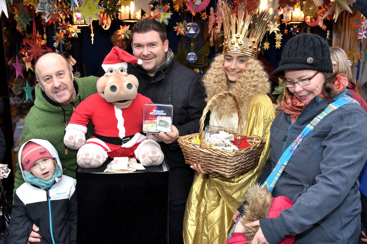 Christkindlesmarkt Nürnberg 2019, Familie Dippold mit Nilpferddame Amanda, Sebastian Reich (m.) und dem Nürnberger Christkind