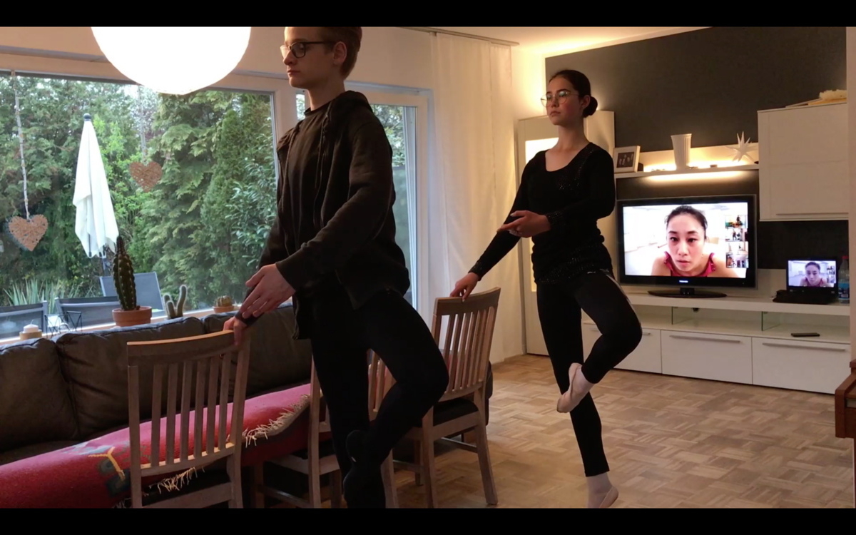 Junge und Mädchen im Wohnzimmer beim Online-Ballett-Kurs