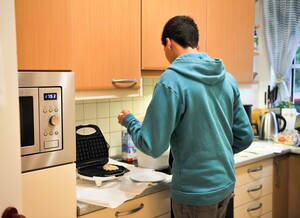 Beim Waffelbacken