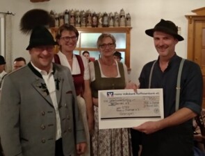 Der Priener Trachtenverein übergibt stolz einen Spendenscheck von 750 Euro an den Sternstunden-Geschäftsführer Florian Babel.