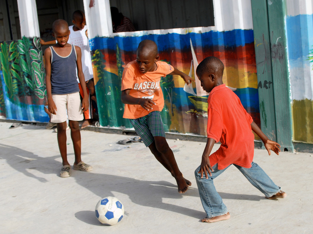 Fußballspielen im Versorgungscamp