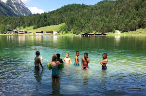 Gruppe Kinder und Jugendliche baden im See