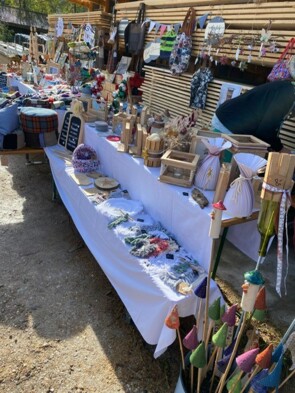 Die Bastelware der Weiberwerkstatt schön angerichtet auf dem Herbstmarkt.