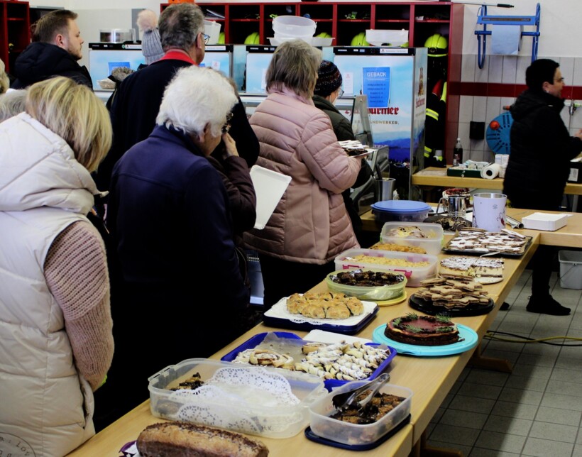 Freiwillige Feuerwehr Leoprechting verkauft Kaffee und Kuchen.
